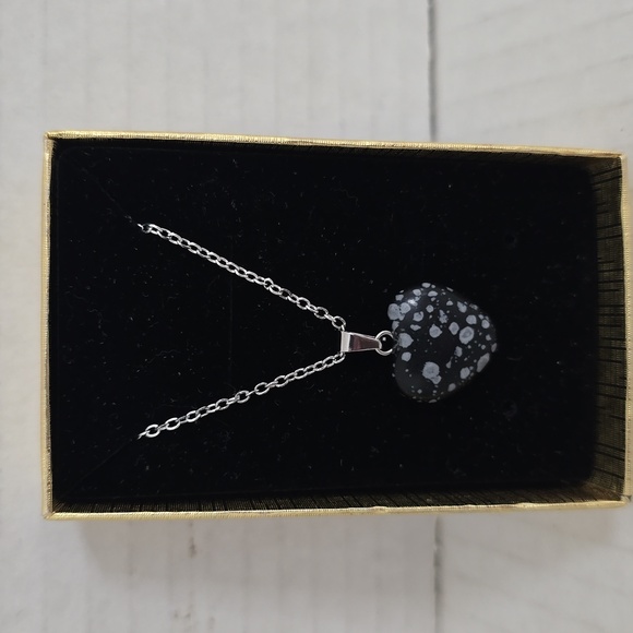 Handmade Elegant Black and White Speckled Heart Pendant Necklace - Picture 1 of 14